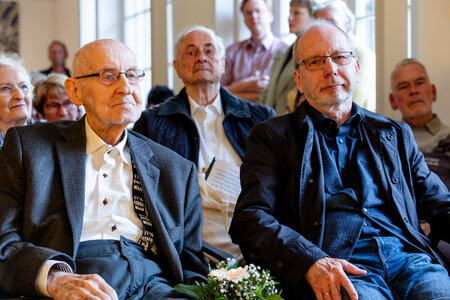 Besucher in der Ausstellung Napola