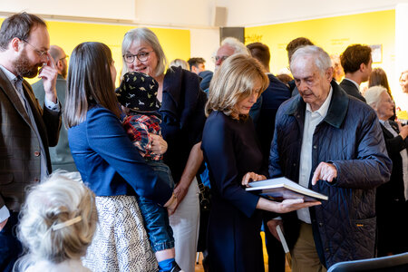 Besucher in der Ausstellung Napola