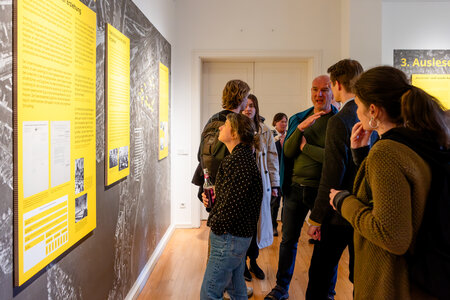 Besucher in der Ausstellung Napola