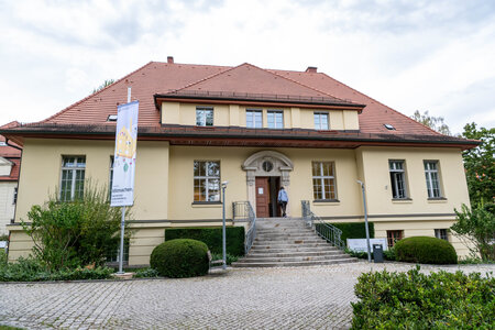 Das Haus der Landeszentrale mit der Ausstellungsfahne "Mitmachen. Demokratie in Brandenburg"