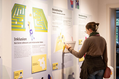 Besucher und Besucherinnen in der Ausstellung "Mitmachen. Demokratie in Brandenburg"