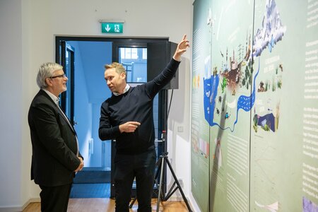 Prof. Ortwin Renn (Vorsitzender des Beirates für Nachhaltige Entwicklung des Landes Brandenburg) und Sebastian Stude (Ausstellungsmacher der Landeszentrale)