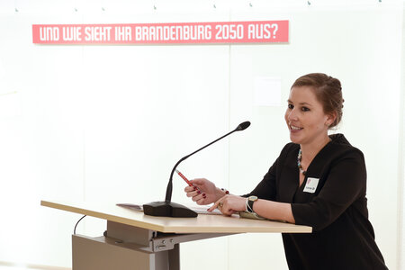 Karen Bähr, verantwortlich für die Ausstellungen der Landeszentrale, erzählt vom Konzept und der Entstehung der Ausstellung.