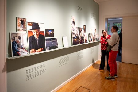 Einblick in die Ausstellung "Was bleibt - Arm im Alter"