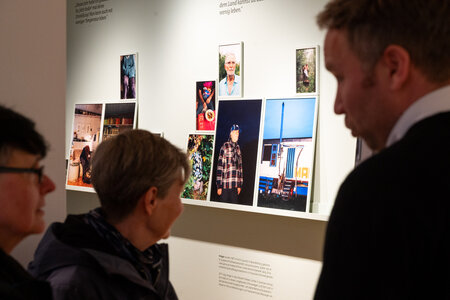 Einblick in die Ausstellung "Was bleibt - Arm im Alter"