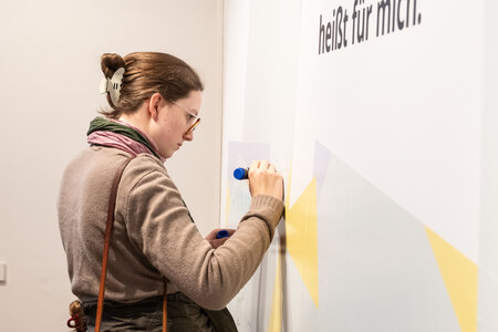 Besucher und Besucherinnen in der Ausstellung "Mitmachen. Demokratie in Brandenburg"