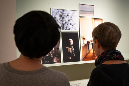 Einblick in die Ausstellung "Was bleibt - Arm im Alter"