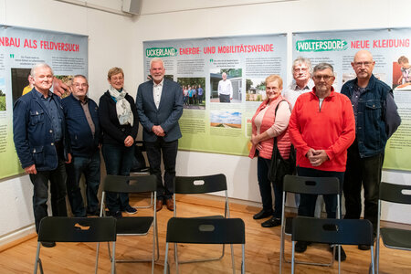 Die Protagonisten vor der Ausstellungswand