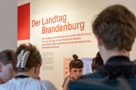 Besucher in der Ausstellung zur Landtagswahl in Brandenburg 2024