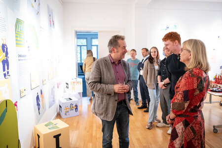 Besucher und Besucherinnen in der Ausstellung "Mitmachen. Demokratie in Brandenburg"
