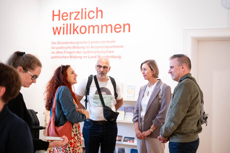 Besucher und Besucherinnen in der Ausstellung "Mitmachen. Demokratie in Brandenburg"