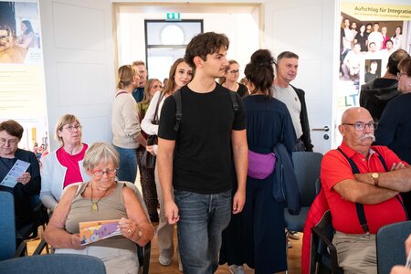 Besucher und Besucherinnen in der Ausstellung "Mitmachen. Demokratie in Brandenburg"