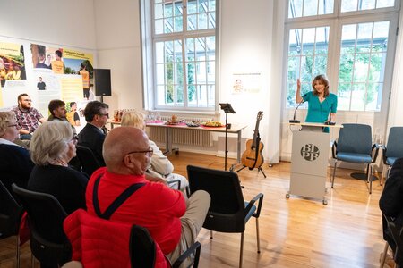 Besucher und Besucherinnen in der Ausstellung "Mitmachen. Demokratie in Brandenburg"