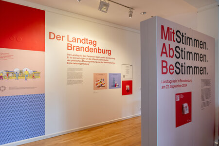 Besucher in der Ausstellung zur Landtagswahl in Brandenburg 2024