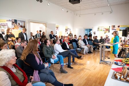 Besucher und Besucherinnen in der Ausstellung "Mitmachen. Demokratie in Brandenburg"