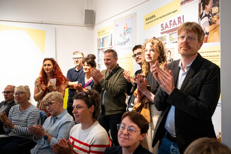 Besucher und Besucherinnen in der Ausstellung "Mitmachen. Demokratie in Brandenburg"