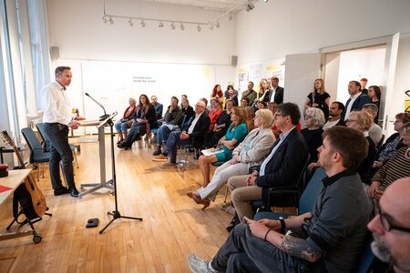 Besucher und Besucherinnen in der Ausstellung "Mitmachen. Demokratie in Brandenburg"