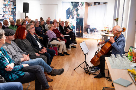 Musikalische Begleitung der Ausstellungseröffnung: Sonny Thet (Cello)