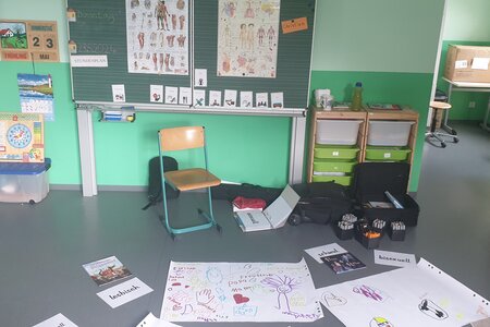 Tabu-Thema sexuelle Identität – Um Schülerinnen und Schülern den Gesprächseinstieg zu erleichtern, bietet Müller ihnen auch Stift und Zettel an, um sich auszudrücken.