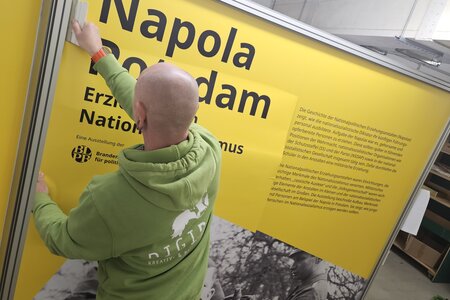 Aufbau der Napola Ausstellung im Bahnhof
