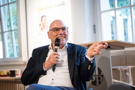 Professor Wolfgang Schroeder zur Ausstellungseröffnung