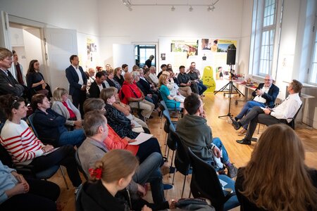 Besucher und Besucherinnen in der Ausstellung "Mitmachen. Demokratie in Brandenburg"