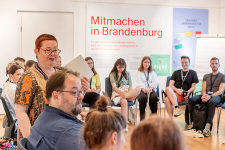 Die Leiterin der Landeszentrale, Dr. Martina Weyrauch, begrüßt die Teilnehmenden der Wahl-O-Mat-Redaktion. 