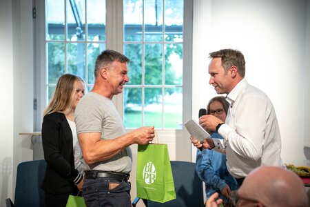 Besucher und Besucherinnen in der Ausstellung "Mitmachen. Demokratie in Brandenburg"