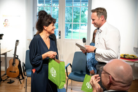 Besucher und Besucherinnen in der Ausstellung "Mitmachen. Demokratie in Brandenburg"