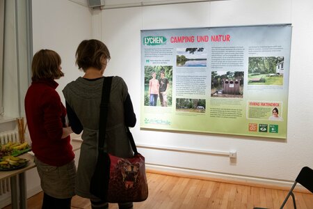 Projekt Campingplatz Lychen. Besucher vor der Ausstellungstafel