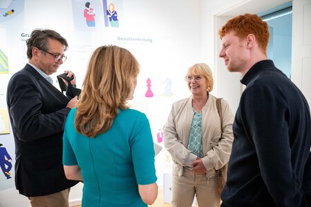 Besucher und Besucherinnen in der Ausstellung "Mitmachen. Demokratie in Brandenburg"