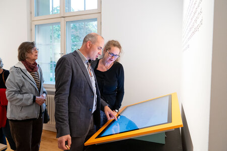 Besucher und Besucherinnen in der Ausstellung "Mitmachen. Demokratie in Brandenburg"