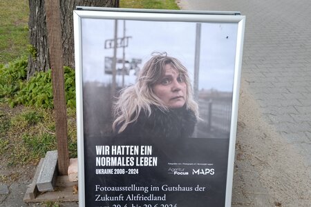 Hinweis auf die Ausstellung "Wir hatten ein normales Leben" in Altranft