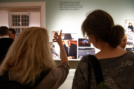 Einblick in die Ausstellung "Was bleibt - Arm im Alter"
