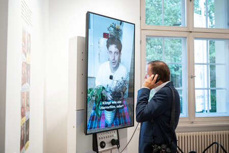 Besucher an der Medienstation