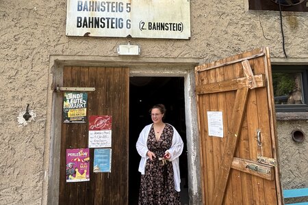 Eingang zum Vereins- und Operngebäude: Helene Berndt betrachtet es wie ein zweites Zuhause