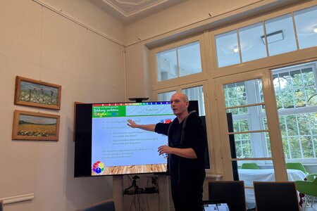 Thema Pubertät: Christian Müller zu Gast im Fauenzentrum Cottbus