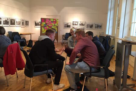 Gruppe von Auszubildenden im zweiten Workshop