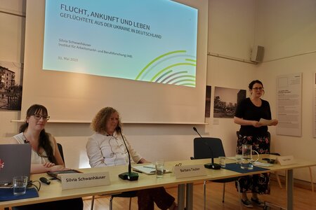 V.l.: Silvia Schwanhäuser (Institut für Arbeitsmarkt- und Berufsforschung), Barbara Tauber (Journalistin und Sprachlehrerin) und Katrin Marx (Brandenburgische Landeszentrale für politische Bildung).