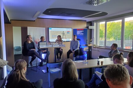 In der Veranstaltung "Spielfeld der Herrenmenschen"