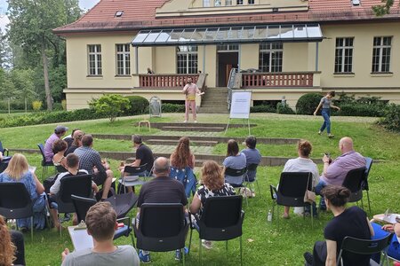 Brandenburg-Quiz 2024 auf der Wiese vor der Landeszentrale