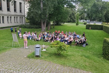 Beim Brandenburg-Quiz auf der Wiese der Landeszentrale