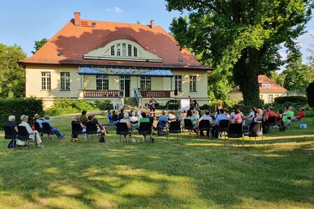 Brandenburg-Quiz auf der Wiese vor der Landeszentrale