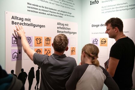 Einblick in die Ausstellung "Was bleibt - Arm im Alter"