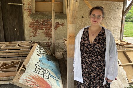 Bühne im Rohzustand – 2,5 Monate vor der Premiere steht Helene Berndt noch inmitten unfertiger Kulissen. 