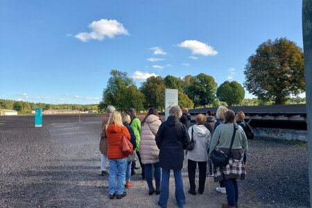 Die Landfrauen stehen vor der Gedenkstätte