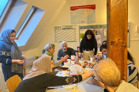 Multikulti-Töpfern mit Menschen aus Afghanistan, Iran, der Ukraine, Deutschland und Tunesien