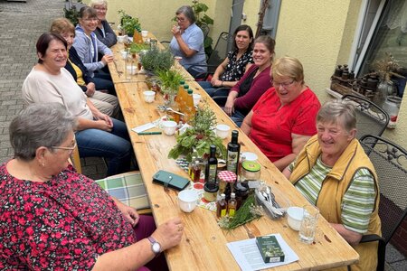 Alt und Jung beim Kräuter-Workshop in Linum