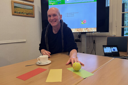 Spiel mit Ball: Christian Müller lädt in seinen Workshops dazu ein, ihn zu beurteilen. 