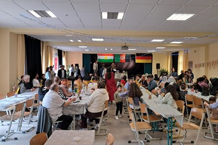 Gemeinschaftlich feiern – Lange Tafeln beim kurdischen Neujahrsfest.